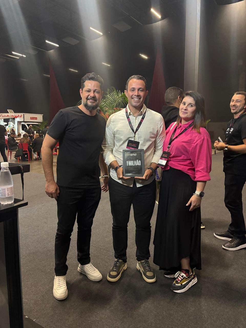 Cliente da CND recebendo premiação